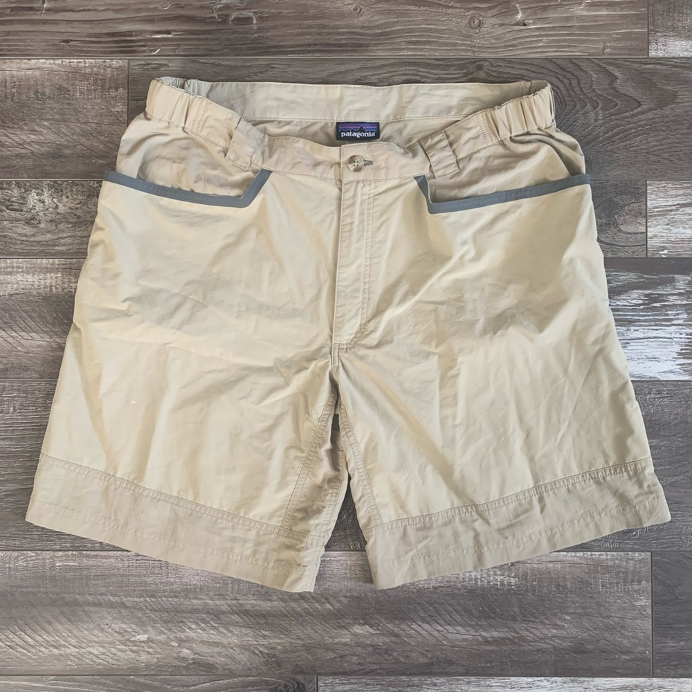 Men’s Patagonia khaki active style shorts size XL